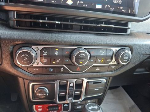 Used 2024 Jeep Wrangler Unlimited AWD/4WD image 16
