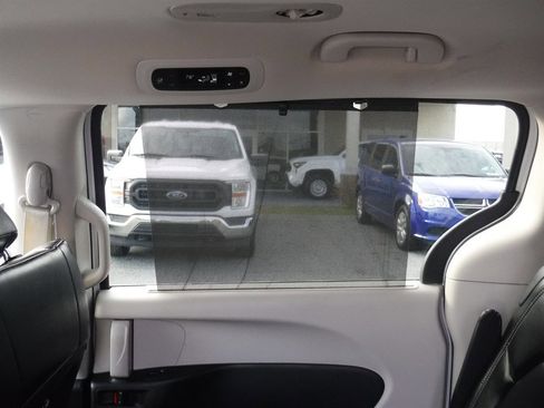 Used 2023 Chrysler Pacifica Touring-L image 11