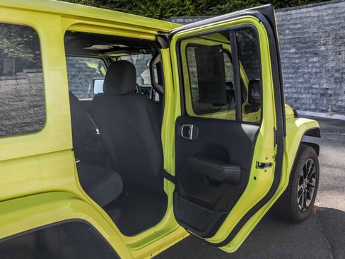 Used 2024 Jeep Wrangler Unlimited Sahara image 17