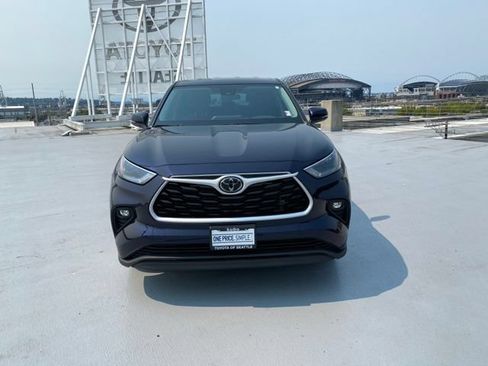 Used 2022 Toyota Highlander LE AWD/4WD image 2