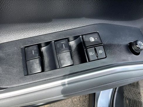 Used 2023 Toyota Highlander XLE image 33