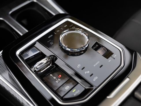 Used 2024 BMW 760i xDrive w/ Premium Package 2 image 31