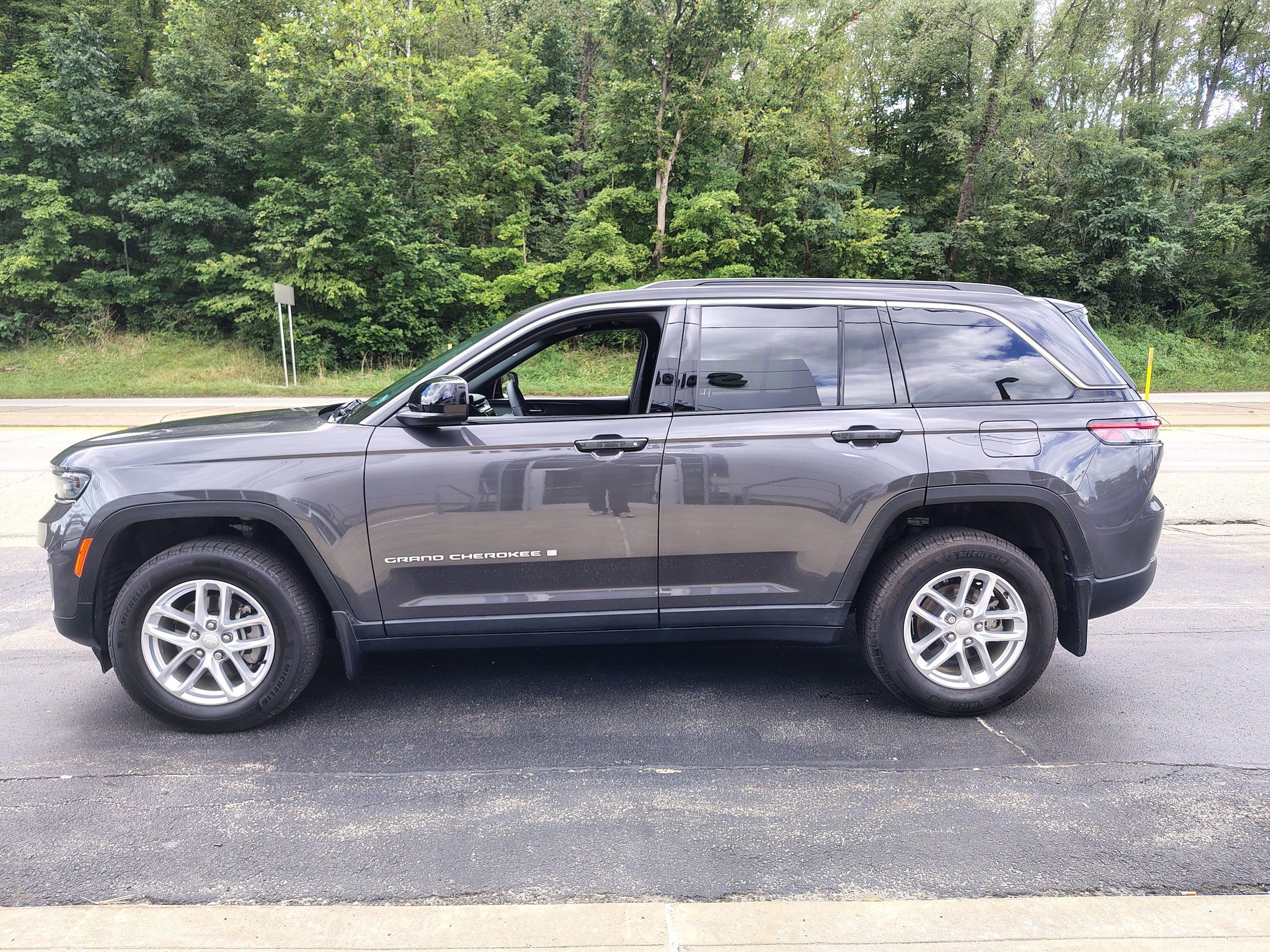 Used 2025 Jeep Grand Cherokee Laredo X w/ Luxury Tech Group I AWD/4WD image 6