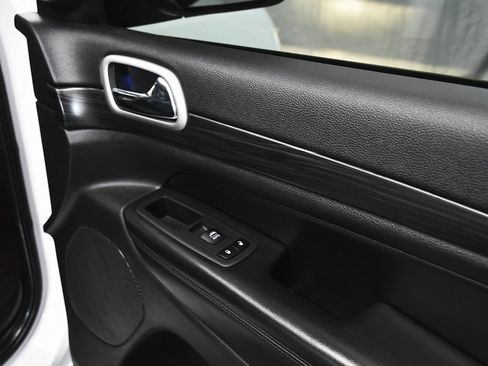 Used 2021 Jeep Grand Cherokee Laredo X image 14