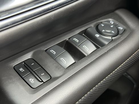 Used 2024 GMC Yukon XL SLT image 26