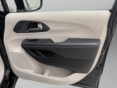 Used 2024 Chrysler Pacifica Touring-L FWD image 30