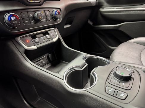 Used 2024 GMC Terrain SLT image 19