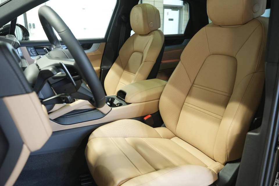Certified 2026 Porsche Cayenne AWD/4WD image 5