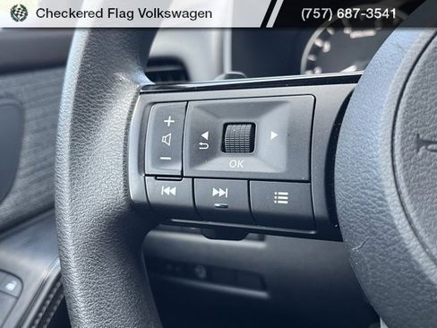 Used 2023 Nissan Rogue SV image 31