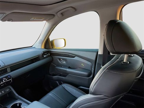 Used 2025 Honda Pilot Elite image 24