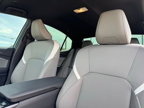 Used 2025 Toyota Camry SE w/ Convenience Package FWD image 14
