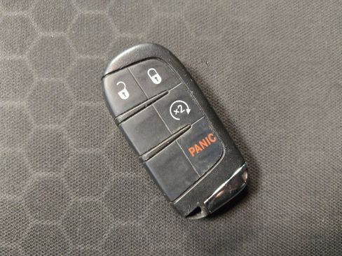 Used 2018 Jeep Compass Latitude w/ Cold Weather Group image 32