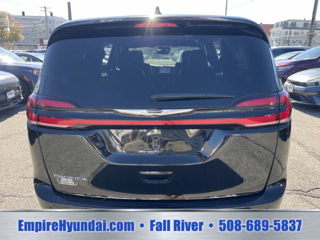 Used 2025 Chrysler Pacifica Select FWD image 4