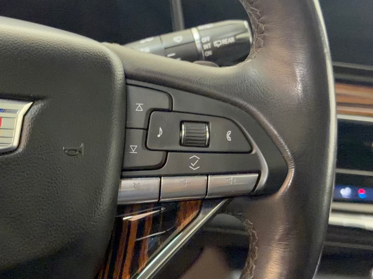 Used 2023 Cadillac Escalade Premium Luxury AWD/4WD image 19