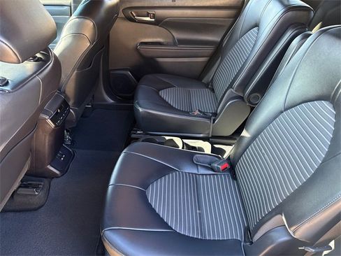 Used 2023 Toyota Highlander XSE image 18