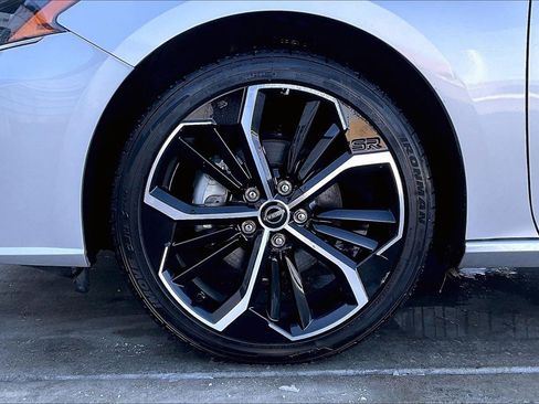 Used 2024 Nissan Altima 2.5 SR image 9