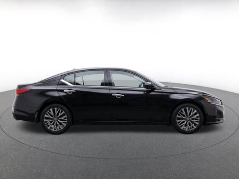 Used 2025 Nissan Altima 2.5 SV FWD image 10