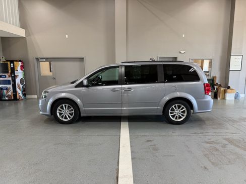 Used 2016 Dodge Grand Caravan SXT FWD image 1
