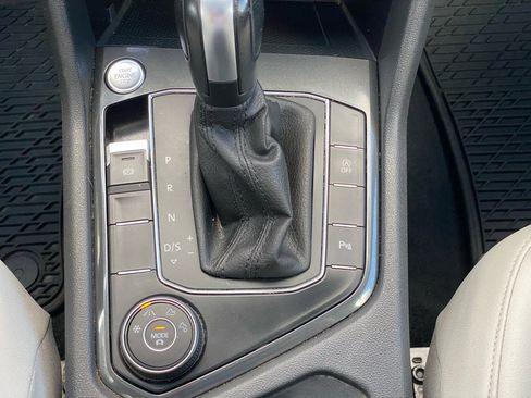 Used 2020 Volkswagen Tiguan SEL image 24