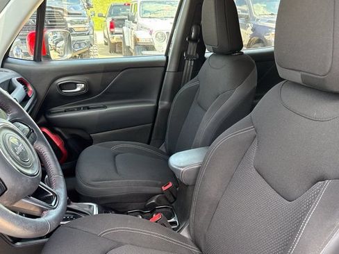Used 2022 Jeep Renegade Latitude w/ Convenience Group AWD/4WD image 5