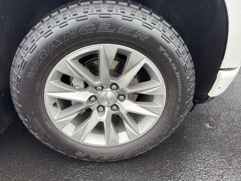 Used 2021 Chevrolet Silverado 1500 High Country w/ Technology Package image 9