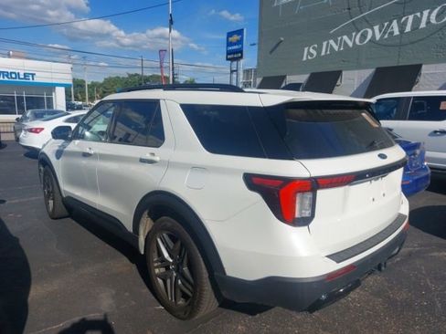 Used 2025 Ford Explorer ST-Line w/ ST-Line Street Pack AWD/4WD image 3