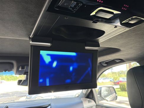 Used 2018 Cadillac Escalade Platinum AWD/4WD image 19