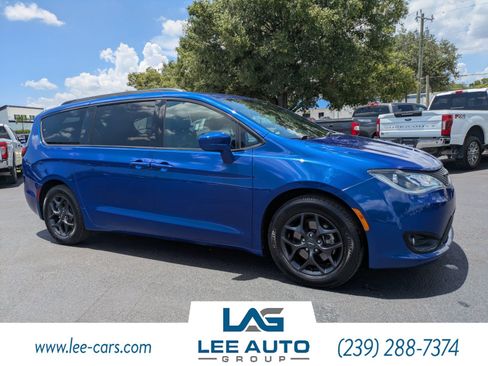 Used 2018 Chrysler Pacifica Touring-L w/ Premium Audio Group FWD image 1