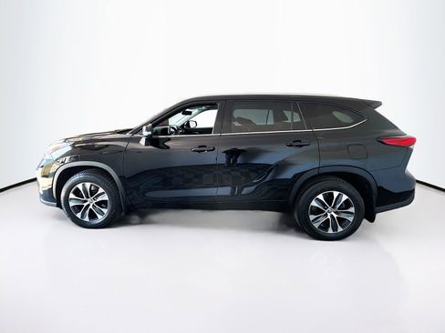 Used 2021 Toyota Highlander XLE AWD/4WD image 4