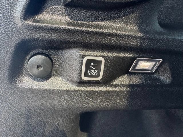 Used 2023 Jeep Grand Cherokee L Laredo AWD/4WD image 31