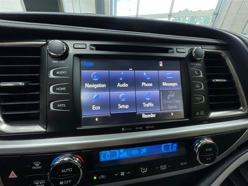 Used 2019 Toyota Highlander XLE FWD image 21