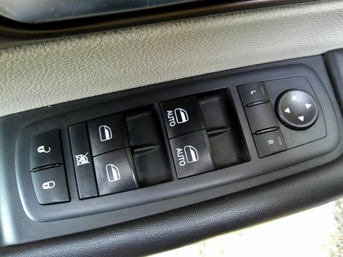 Used 2018 Chrysler Pacifica Touring Plus w/ Tire & Wheel Group image 18