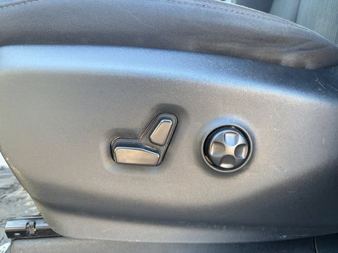 Used 2022 Chrysler Voyager LX FWD image 16