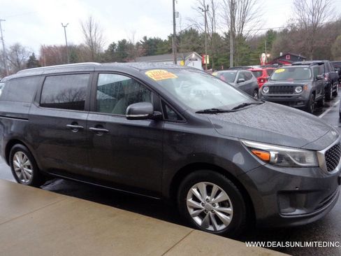 Used 2016 Kia Sedona LX w/ LX Essentials Premium Package image 2