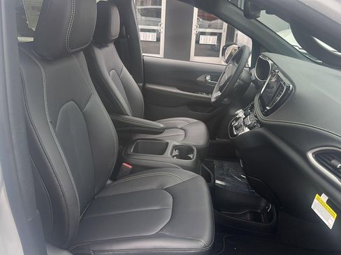New 2026 Chrysler Pacifica Select image 5