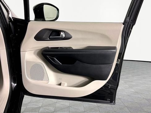 Used 2022 Chrysler Pacifica Touring-L w/ Uconnect Theater Family Group FWD image 27