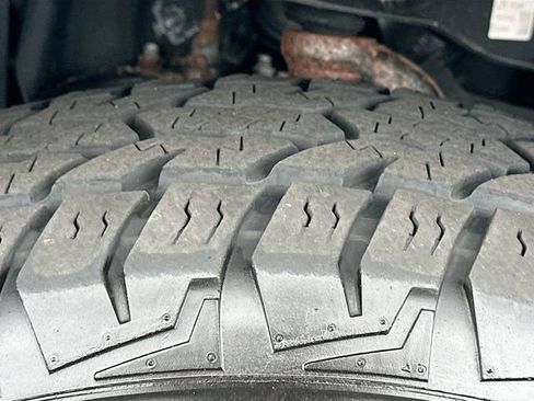 Used 2024 Nissan Frontier SV image 30