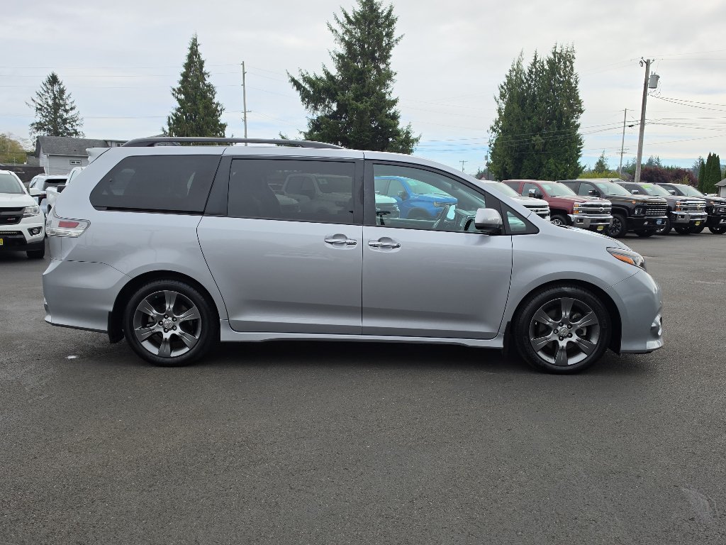 Used 2015 Toyota Sienna SE FWD image 7