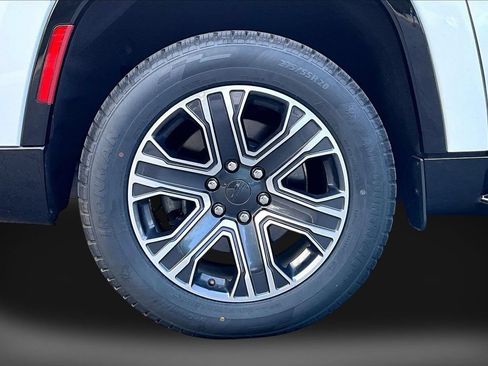Certified 2024 Jeep Wagoneer L Series II w/ Flexible Seating Group RWD image 36