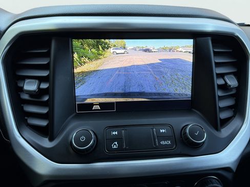 Used 2023 GMC Acadia SLT w/ Preferred Package image 5