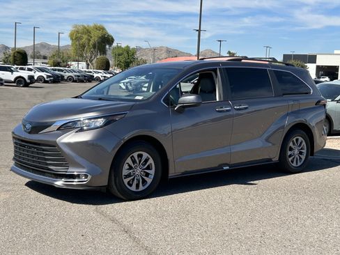 Used 2023 Toyota Sienna XLE w/ XLE Plus Package image 2