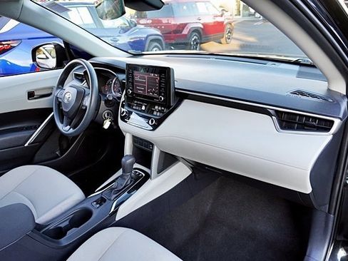 Used 2022 Toyota Corolla Cross L image 10