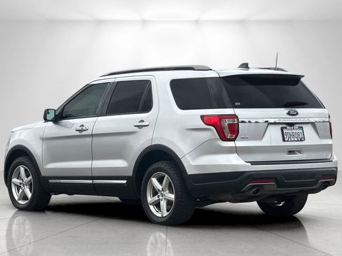 Used 2018 Ford Explorer XLT FWD image 5