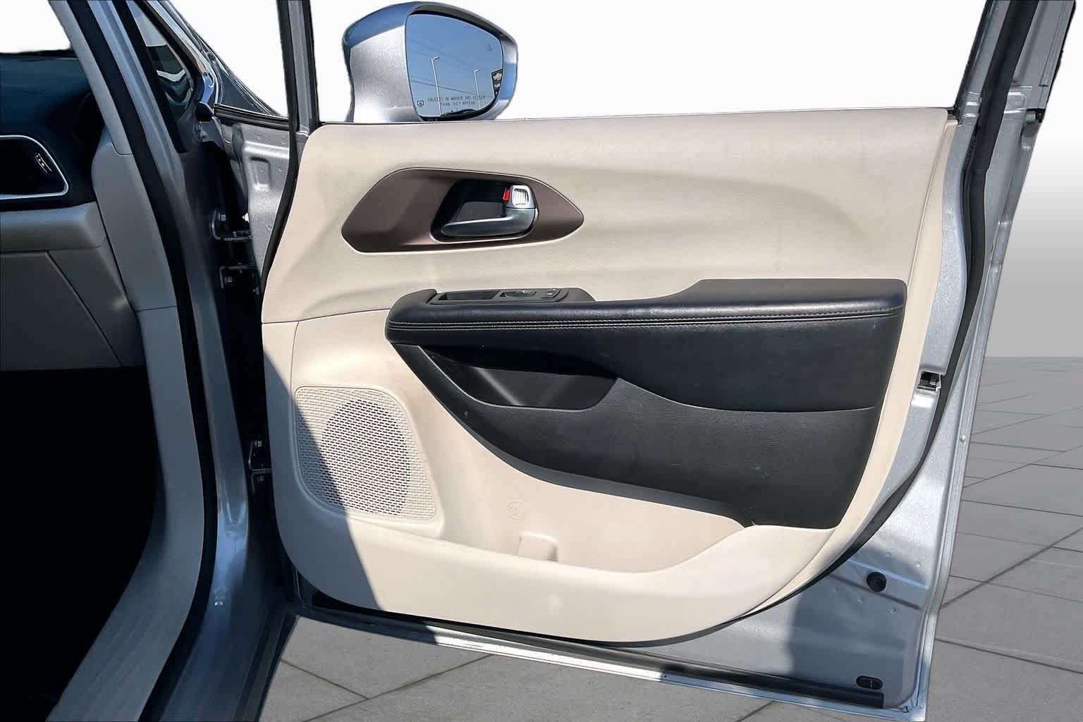 Used 2019 Chrysler Pacifica Touring Plus w/ Tire & Wheel Group FWD image 21