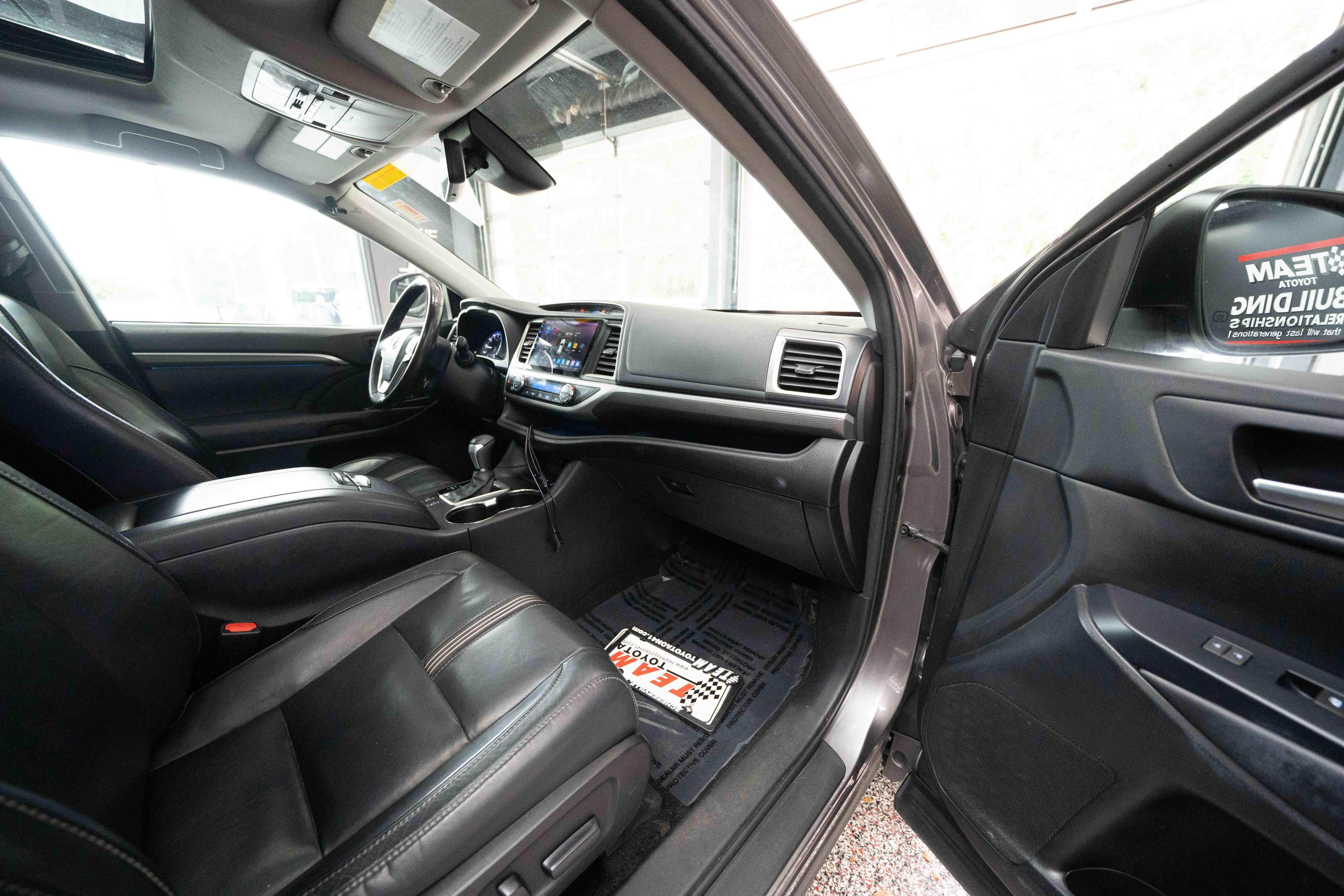 Used 2017 Toyota Highlander SE AWD/4WD image 26