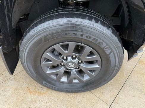 Used 2021 Toyota Tacoma SR5 AWD/4WD image 9