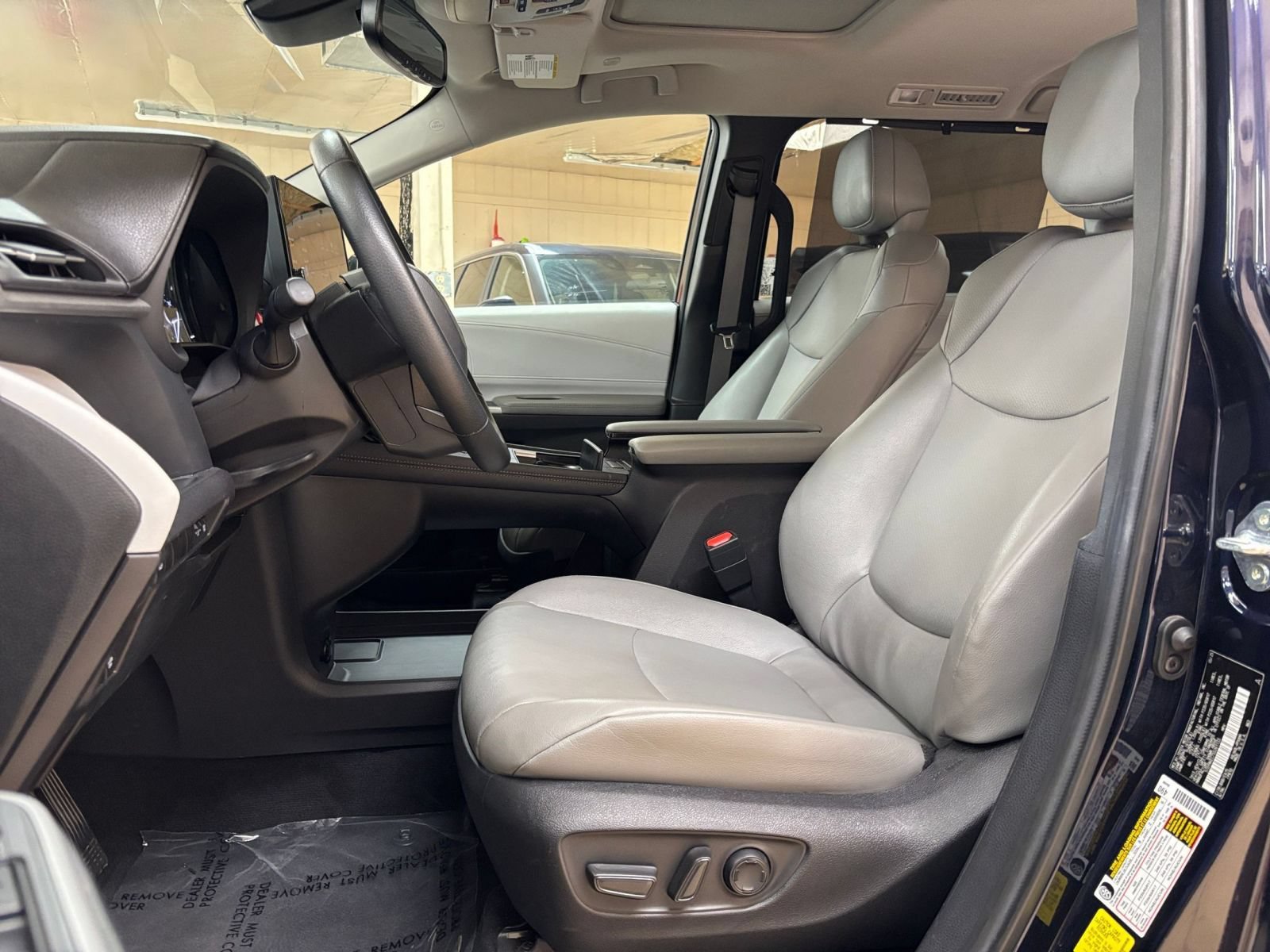 Used 2025 Toyota Sienna XLE FWD image 27