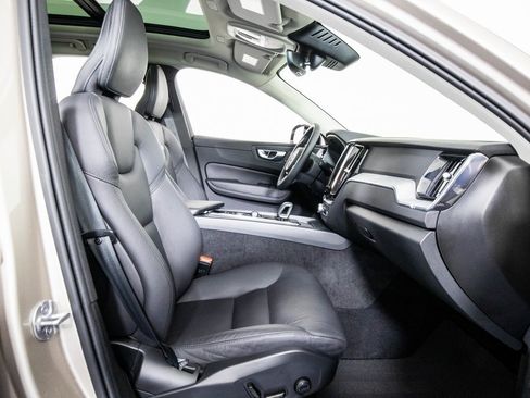 Used 2025 Volvo XC60 B5 Plus image 10