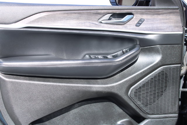 Used 2023 Jeep Grand Cherokee L Limited RWD image 10