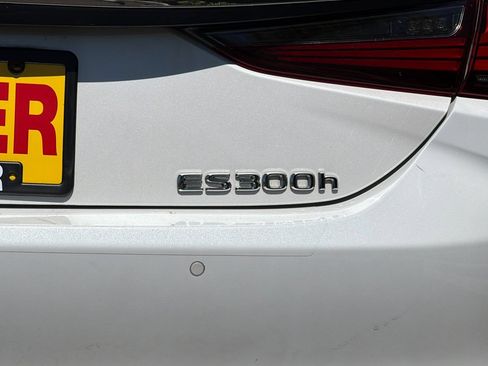 Used 2024 Lexus ES 300h w/ Luxury Package FWD image 25